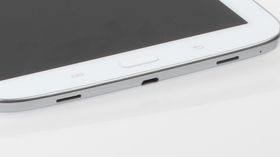 Bunnkontakten er standard MicroUSB.