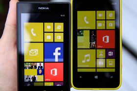 Lumia 520 (til venstre) og 620 ved siden av hverandre. .
