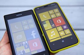 Ser du skjermen litt fra siden i utendørsbelysning, blir den helt blass. Nokia Lumia 520 til venstre. Lumia 620 til høyre har mye bedre innsynsvinkel.