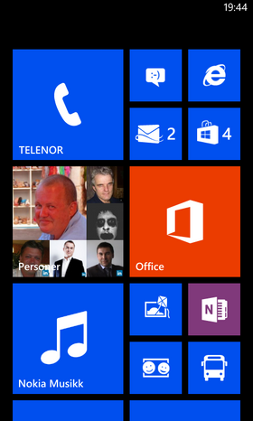 Hjemskjermen i Windows Phone 8.