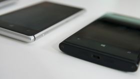 Lumia 925 til venstre. Lumia 920 til høyre.