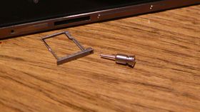 MicroSD ligger i en egen "skuff".