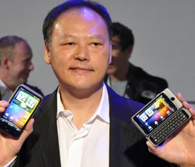 Bedre tider: For to og et halvt år siden hadde Peter Chou og HTC hatt storsuksess med Desire og Nexus One. Her fra lanseringen av oppfølgerne; Desire HD og Desire Z. .