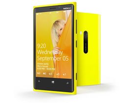 Lumia 920 er en langt mer konvensjonelt utformet mobil enn 808 PureView var.