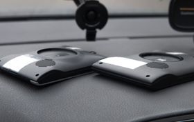 Billigste og mellomste variant Nüvi deler samme type feste. Denne løsningen kunne imidlertid vært noe bedre. Det er i overkant fiklete å få løst GPS-en fra opphenget.