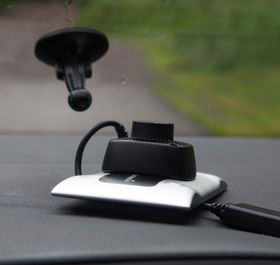 Toppmodellen har en helt annen type feste som baserer seg på magneter. Magnetene er imidlertid litt i overkant sterke.