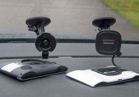 Garmin skal nå bare ha to ulike festeanordninger. Magnetfestet for toppmodellene, som vist til høyre, og den vanlige runde "klipsplaten" som resten bruker.