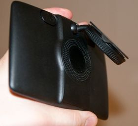 Det er mulig å røske av sugekoppen, om man bruker makt, men det er litt knotete å sette TomTom-GPS-ene tilbake igjen. Disse blir formodentlig hengende i frontruta.