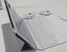 TAstaturet er en del av et deksel som også fungerer som fot.