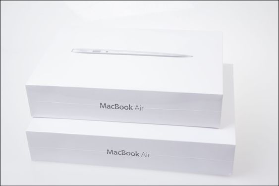 To stykk MacBook Air.