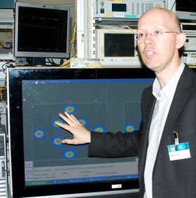 Sebastien Bigo i Alcatel-Lucents Bell Labs forklarer hvordan ett lys kan bli til åtte informasjonsstrømmer.