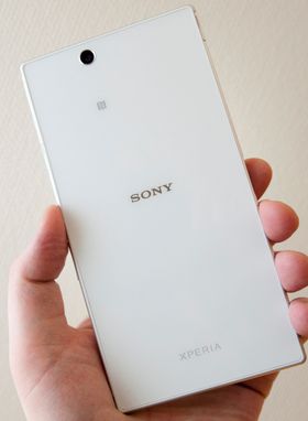 Slik ser telefonen ut på baksiden. Om det er minimalistisk og lekkert eller traust og litt kjedelig avhenger muligens av hvem du spør. Undertegnede har sansen for Sonys nye design.