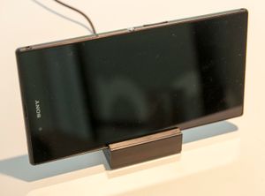 Dokk følger med, så slipper du å åpne luker når telefonen skal lades.
