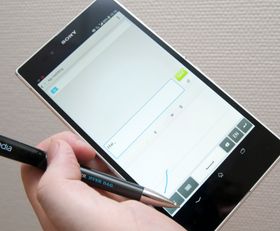 Du kan skrive på Xperia Z Ultra med en helt vanlig kulepenn. Telefonen har blant annet håndskriftgjenkjenning.