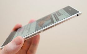 Den nye modellen har metall rundt kantene, og den er stadig vanntett, selv om hodetelefonkontakten ikke har luke over seg.