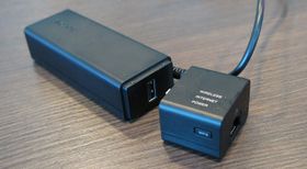 Sonys smarte strømforsyning med WiFi-dongel.
