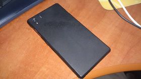 Baksiden av den nye mobilen er paddeflat. Hvor er den store kameralinsen og xenon-blitsen som tidligere rykter har omtalt?