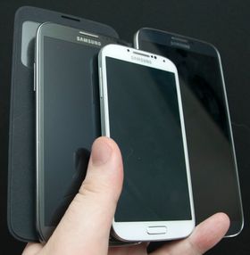 Galaxy S4 i midten fremst. Galaxy Note II til venstre. Galaxy Mega er virkelig en diger telefon.