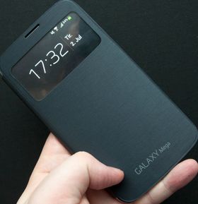 Samsung viderefører flip-dekselet sitt. Dekselet selges utenom som tilbehør, og skrur automatisk skjermen på når det åpnes. Foruten flippen er dekselet identisk med det som følger med telefonen.