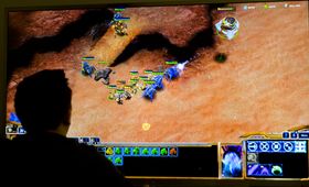 Starcraft 2 ser grisefett ut, men fungerer dårlig på denne avstanden.