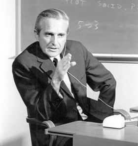 Duglas Engelbart fotografert i 1968, året da datamusen ble laget.