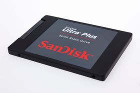 Sandisk Ultra Plus SSD 256 GB veier nesten ingenting, og konstruksjonen er av plast.