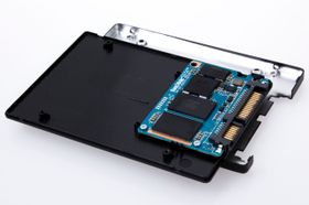 Innmaten i Sandisk Ultra Plus viste seg å være overraskende kompakt.