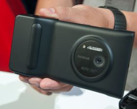 Slik ser Lumia 1020 ut med batterigrepet på.