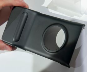 Batterigrepet har et innebygget batteri på 1020 mAh, altså omtrent halvparten av det som er bygd inn i telefonen.