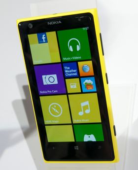 Nokia Lumia 1020 er greit synlig i terrenget i gul utgave.