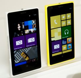 Hvit og gul Lumia 1020 ved siden av hverandre.