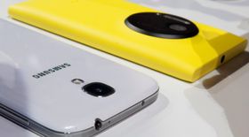 Samsung Galaxy S4 ved siden av Nokia Lumia 1020.