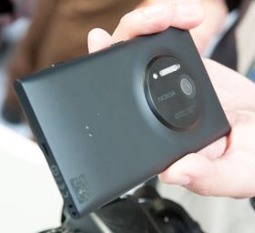 Den svarte utgaven virket mer mottakelig for fingeravtrykk enn variantene i hvitt og gult. Skjermene er naturligvis like enkle å skitne til, uansett fargen på selve mobilen.