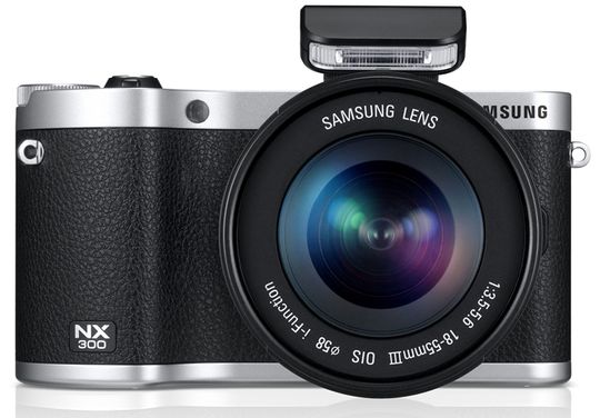 Samsung NX300 blir levert med en liten ekstern blits.