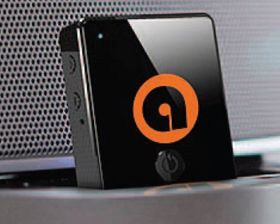 Auris-pluggen koster like under 400 kroner. Den gir bedre lyd, har oppladbart batteri og kan brukses som konferansetelefon når den er koblet til en dokk.
