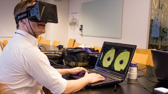 Det er lenge siden jeg først ble bergtatt av Oculus Rift i en primitiv utviklerversjon. Etter å nå ha testet den langt mer raffinerte Crystal Cove-prototypen stiller jeg meg helhjertet bak alle oppfordringer om å vente til forbrukerversjonen er ferdig. Hvis du klarer å dy deg.