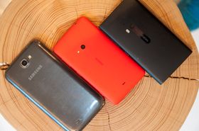 Selv om Lumia 625 har den største skjermen Nokia så langt har lansert, er den ikke så veldig stor ved siden av Samsungs Galaxy Note II.
