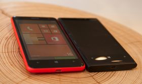 Nokia Lumia 625 ved siden av Lumia 920. Lumia 920 har 4,5 tommers skjerm.