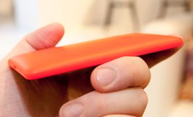 Nokia kaller de nye dekslene sine for "semi transparent". Selv opp mot lyset klarte vi ikke å skimte konturer gjennom dekselet. Fargen er likevel litt "mykere" og mer sukkertøyaktig enn det som var tilfelle for Lumia 620.