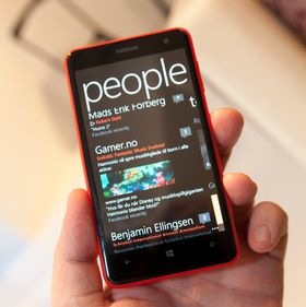 Som alle Windows-telefoner er Lumia 625 tungt integrert i sosiale medier.