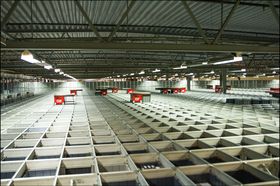 Utenfor Sandefjord ligger Kompletts hovedkontor, med et massivt, robot-basert lager.