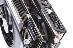 Begge kortene krever PCIe-strøm gjennom både 6- og 8-pins plugger.