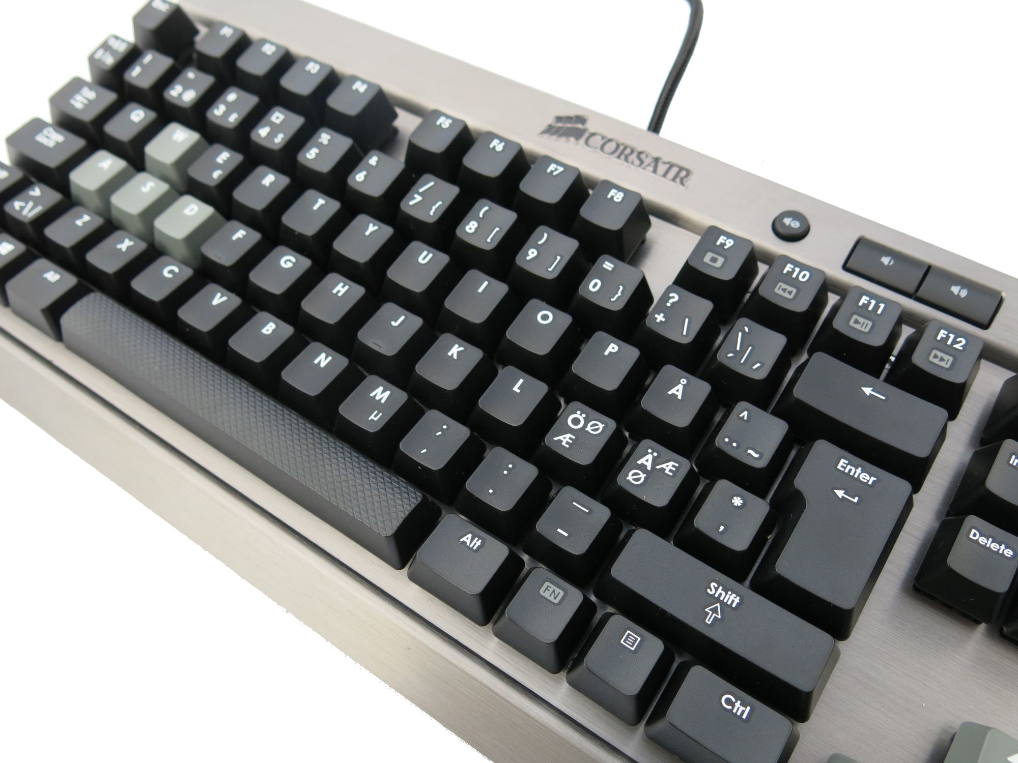 TEST Corsair Vengeance K65 Compact Installasjon og bruk Tek.no