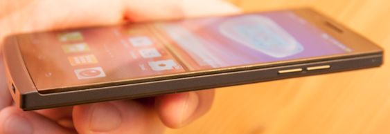 Volumknappene er på høyre side på Oppo Find 5. Vi synes godt de kunne vært litt større.