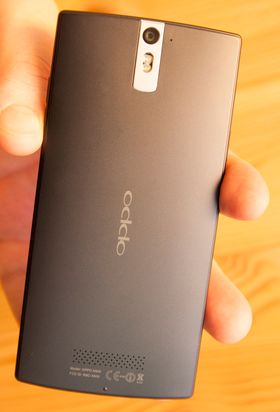 Slik ser Oppo Find 5 ut bakfra. Det er ikke mulig å ta av dekselet.