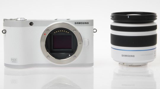 NX300s bildebrikke gir både kontrastbasert og fasedetekterende autofokus.