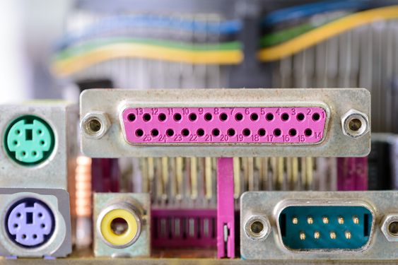 I dag er gjerne alle disse byttet ut med en drøss identiske USB-kontakter – heldigvis.