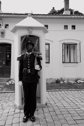 Gardist på Akershus festning. 19 mm (29 mm ekvalent 35 mm), lukkertid 1/250s, f4 og ISO 100. Bildet er fotografert i fotomodus "Classic", som gir svarthvittbilder direkte fra kameraet.