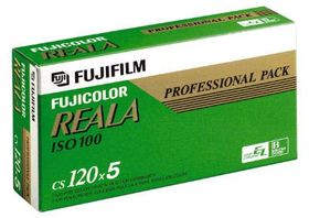 Fujifilm Reala 100 i 120-format er en av filmene som forsvinner.