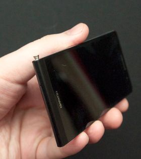 Lukene for SIM-kort og minnekort åpnes ved hjelp av en liten pinne. Den bor i hodetelefonutgangen.